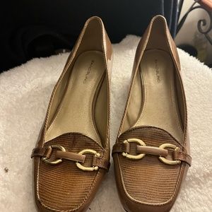 Brand new Bandolino women shoe, tan, size 10, block heel